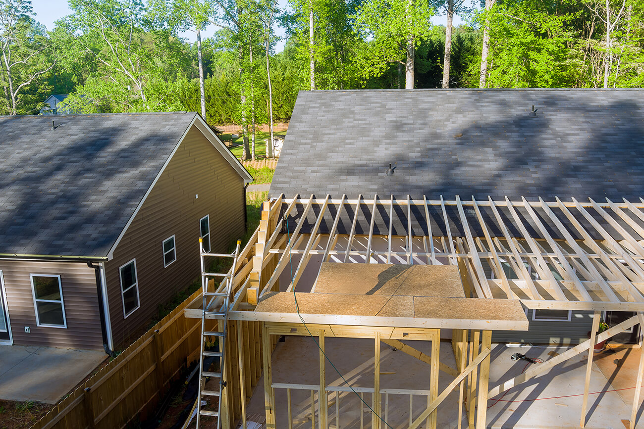 carpenter-hammering-nails-into-osb-plywood-panels-2024-05-02-22-04-27-utc (1)